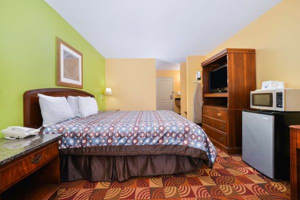 Hotel SUPER 8 BY WYNDHAM LAKE OF THE OZARKS (Eldon)